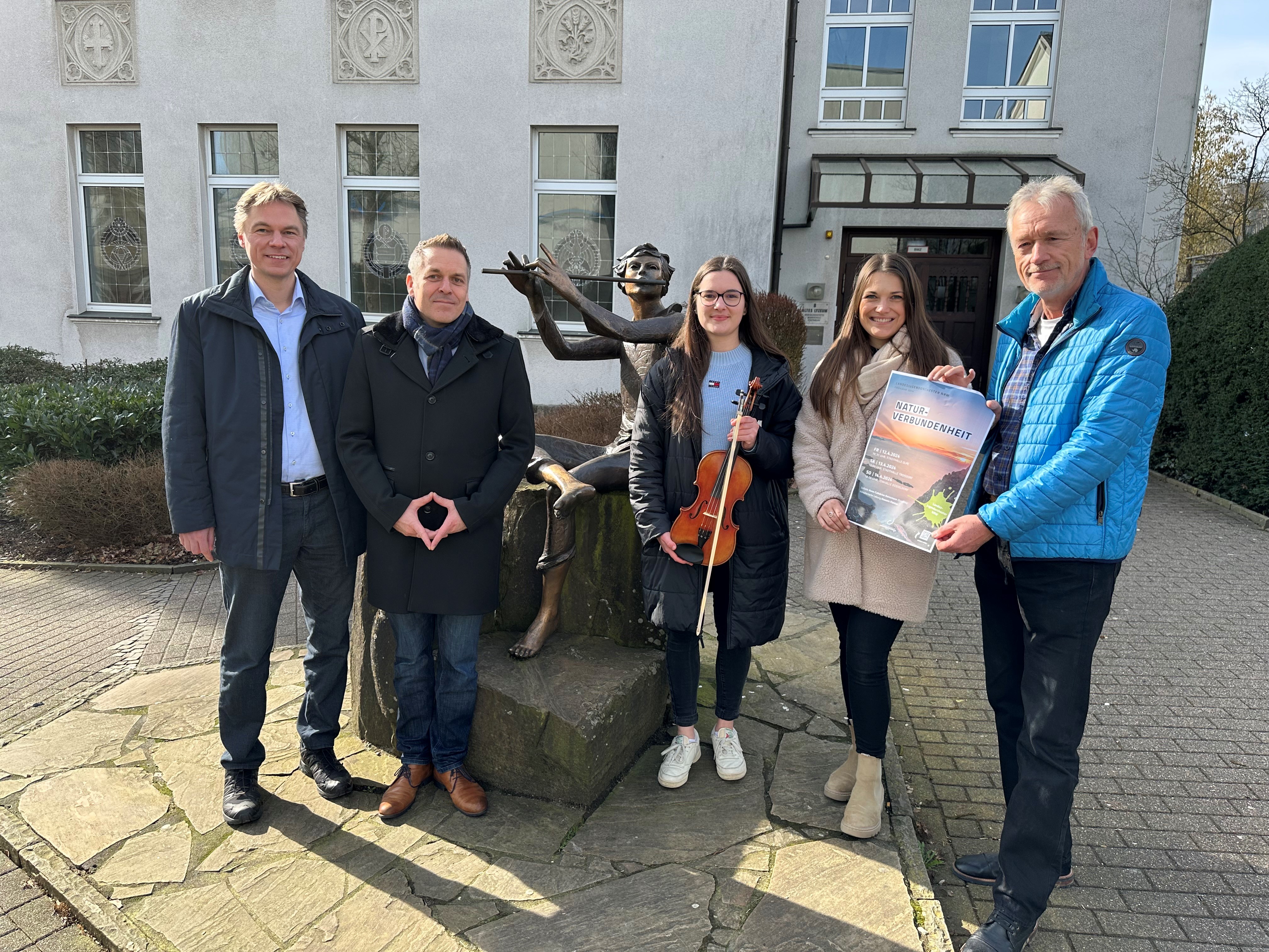 (v.l.): Jens Hoffmann (Präsident Lions Club Olpe Kurköln), Andreas Hesse (Präsident Lions Club Olpe am Biggesee), Valeska Thiersch, Klarissa Hoffmann (Leiterin Amt Stadtmarketing und Kultur), Jörg Klüser (Leiter der Musikschule Olpe).